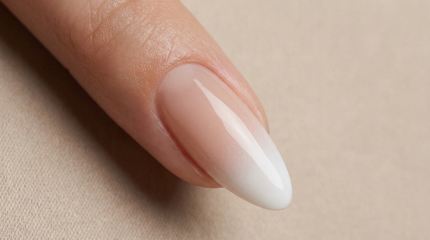 Ombré gel nude su bianco: tutorial professionale passo dopo passo