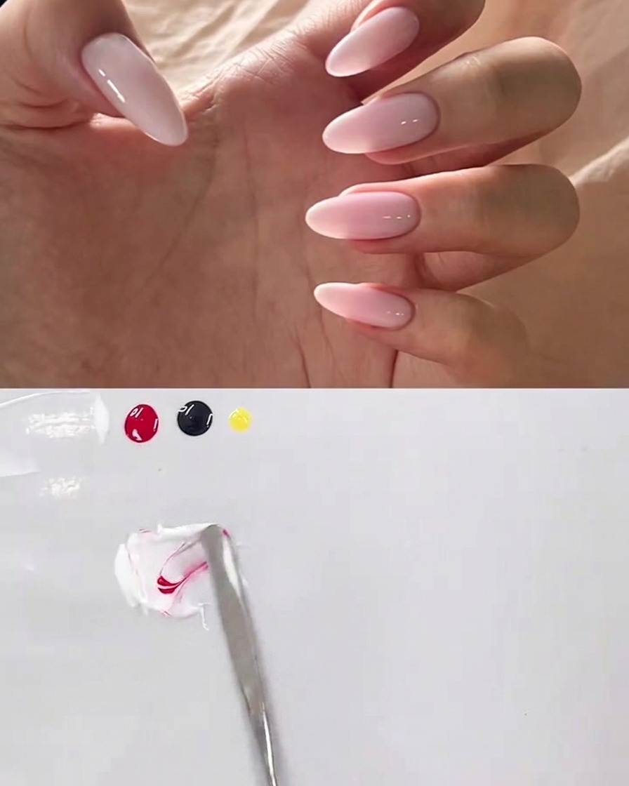 Spatola metallica che miscela gel bianco e rosa su una palette pulita.