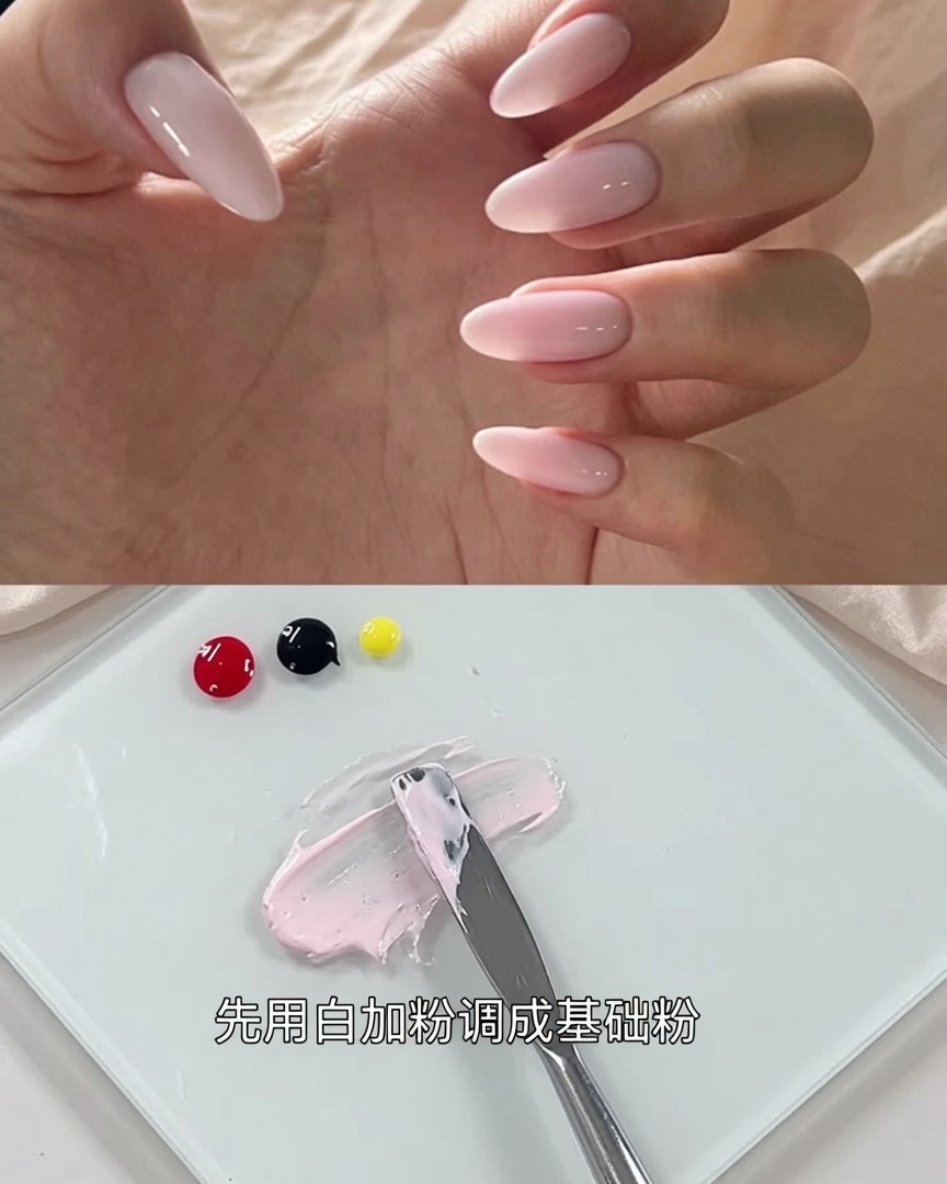 La spatola che incorpora il gel nero nella miscela rosa fino a ottenere un rosa grigiastro uniforme.