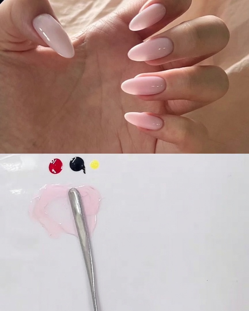 Una piccola quantità di gel giallo vicino alla miscela grigio-rosa sulla palette, pronta per essere incorporata.