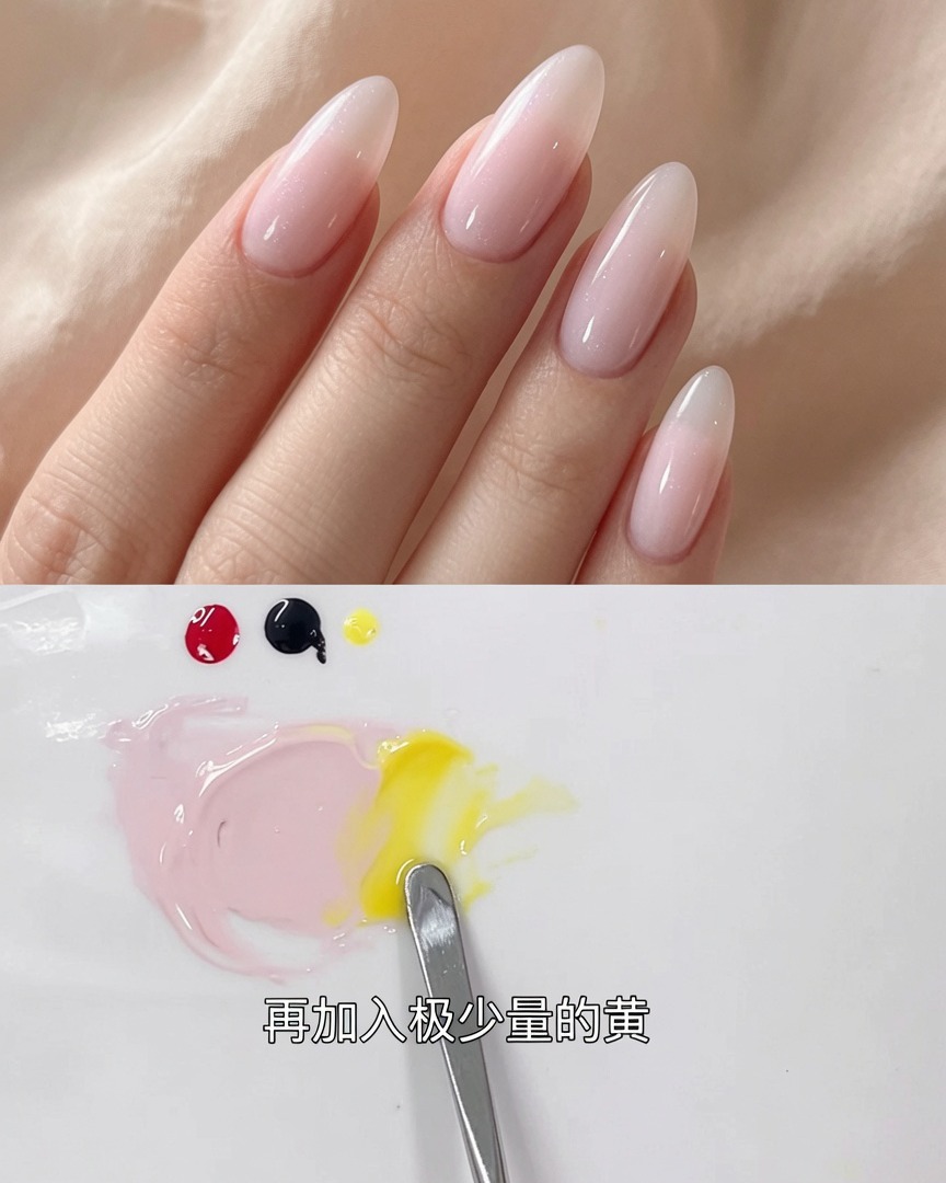 La spatola che amalgama il gel giallo alla miscela grigio-rosa sulla palette.