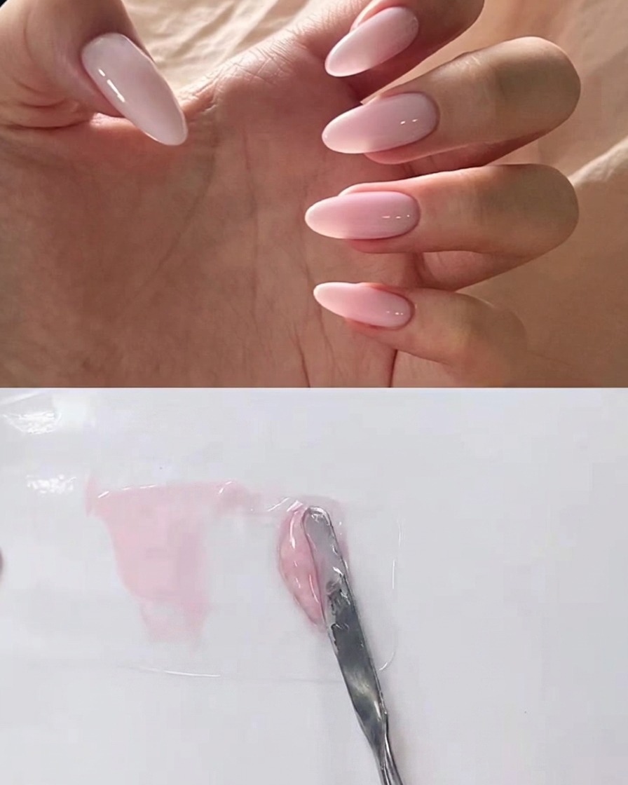 Spatola metallica che amalgama il gel trasparente alla miscela rosa sulla palette.