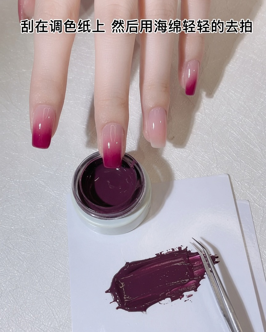 Una spugnetta da trucco bianca viene premuta su un sottile strato di gel rosa-violaceo su una palette.