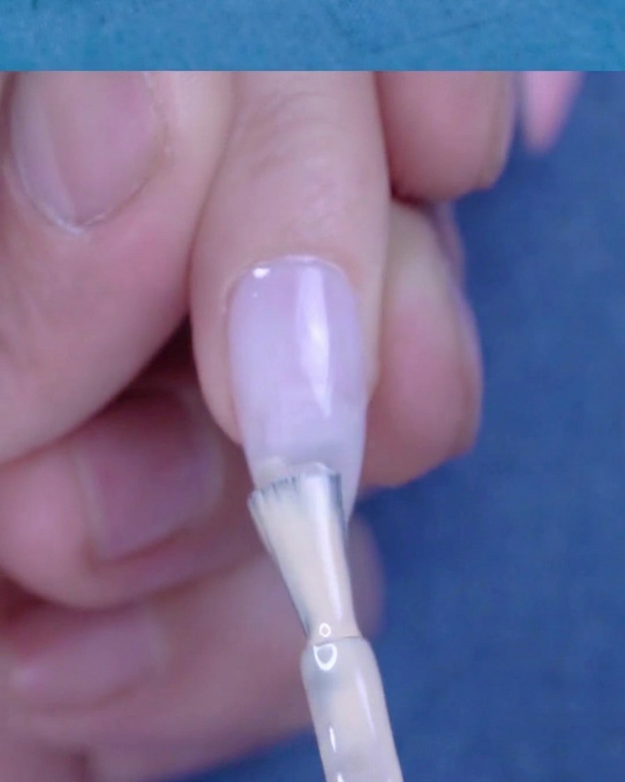 Applicazione di un secondo strato più concentrato di gel nude sulla punta dellunghia.