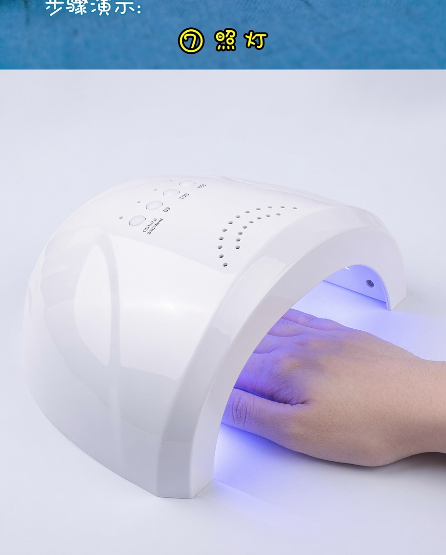 Una mano allinterno di una lampada per unghie UV/LED, con luce blu che illumina linterno.