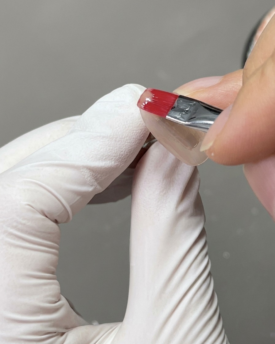 Una tip inserita allinterno di una lampada UV per il processo di polimerizzazione.