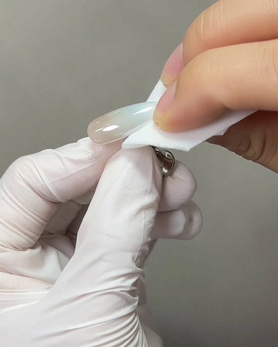 Pennello gel che applica una goccia di gel trasparente sulla punta dellunghia.