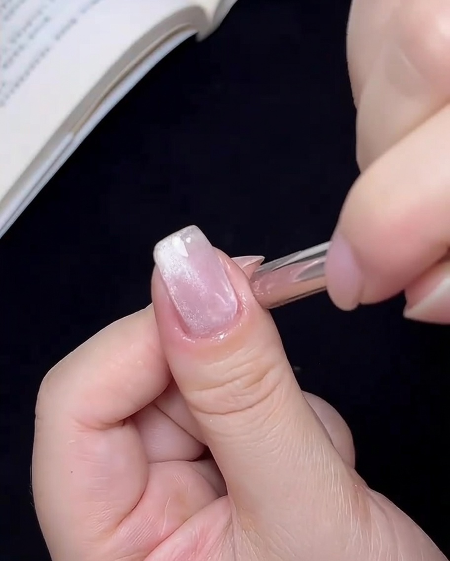 Il magnete mosso in cerchio attorno allunghia per concentrare le particelle cat-eye in un punto centrale.