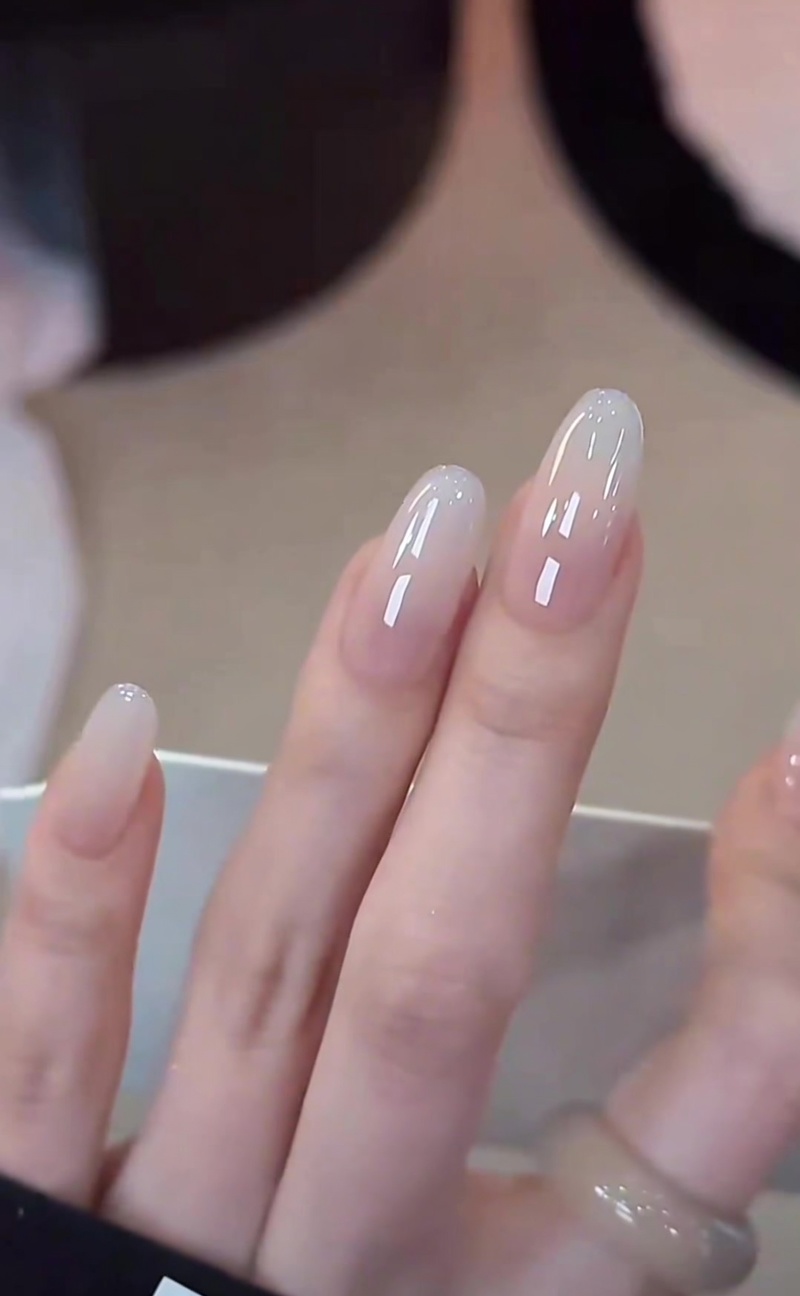 Unghie Sfumate Bianco Latte: Tutorial Ombre Elegante