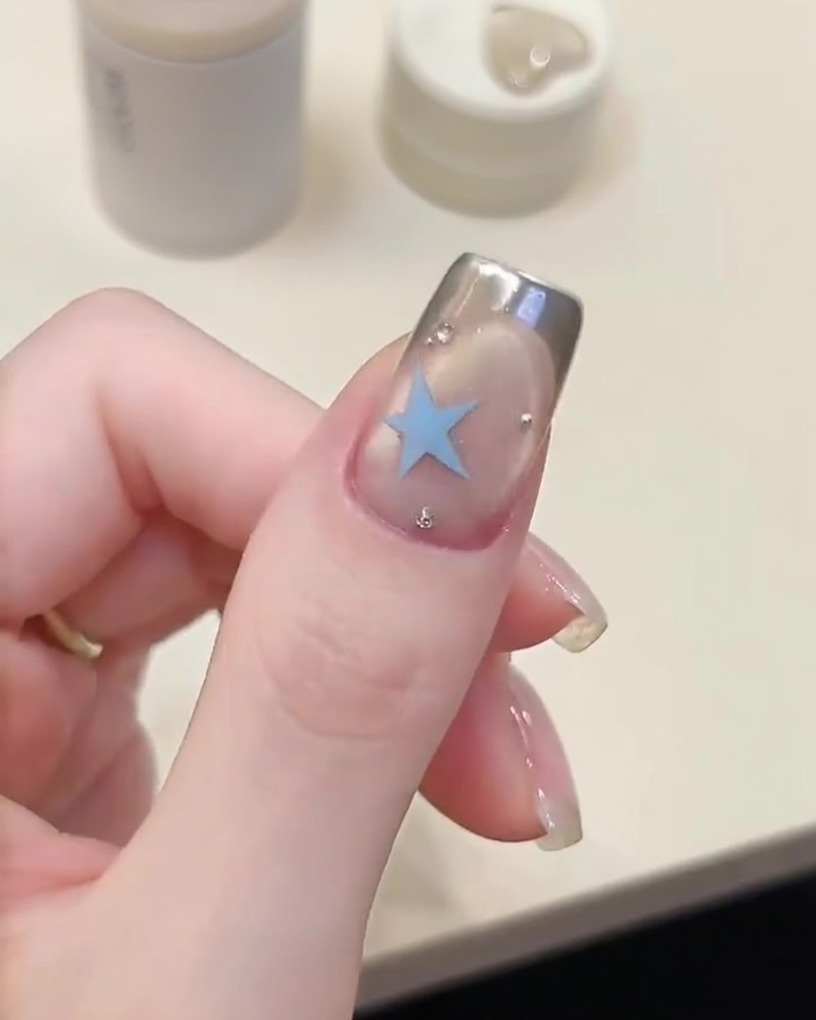Un pennello che applica uno strato sottile di base gel trasparente su ununghia preparata.