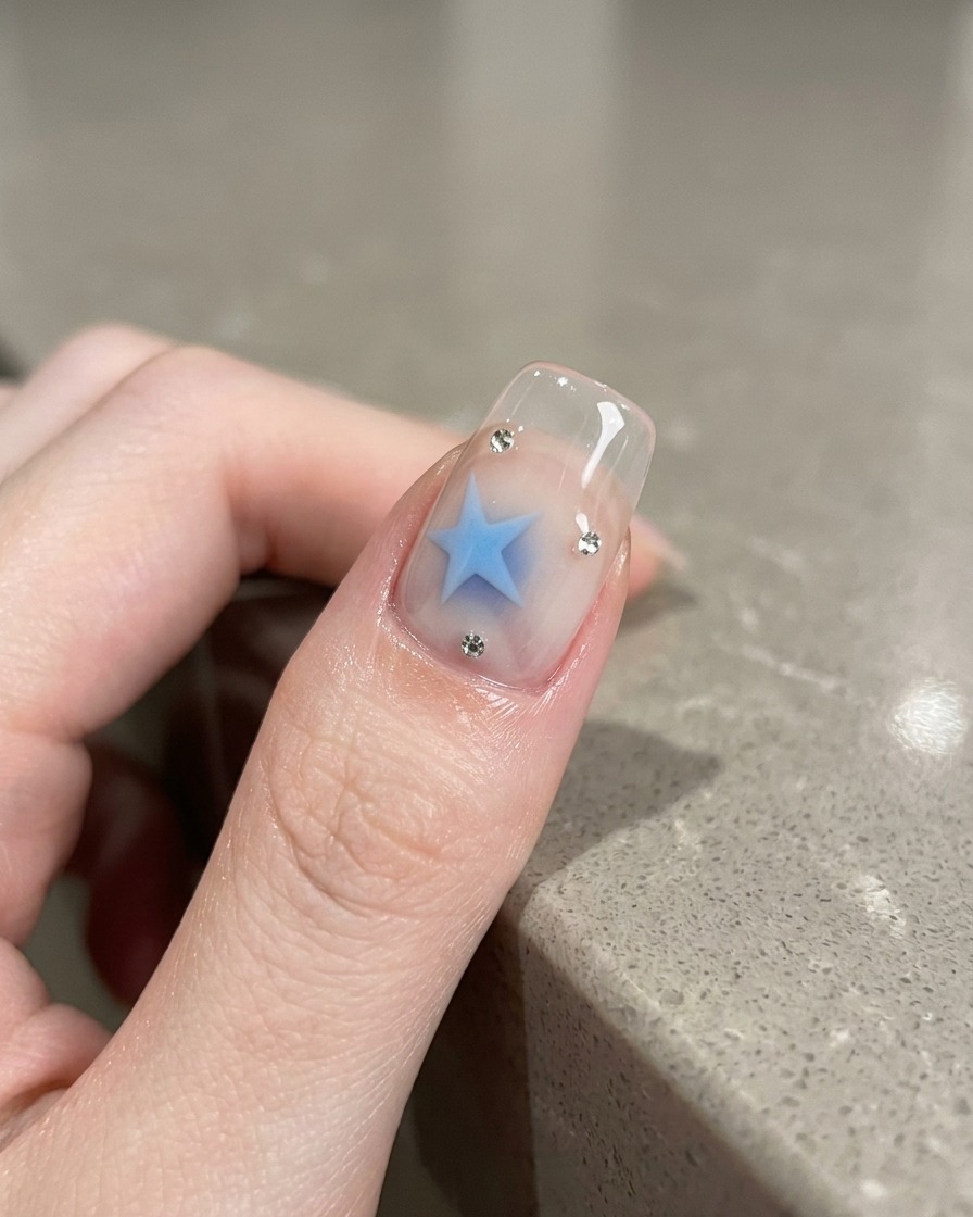 Utilizzo di uno strumento magnetico per manipolare i pigmenti cat-eye argentati sullunghia.