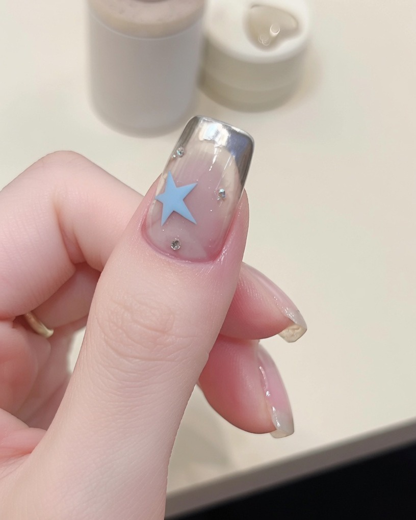 Utilizzo di un magnete sottile per affinare la linea cat-eye sulla punta dellunghia.