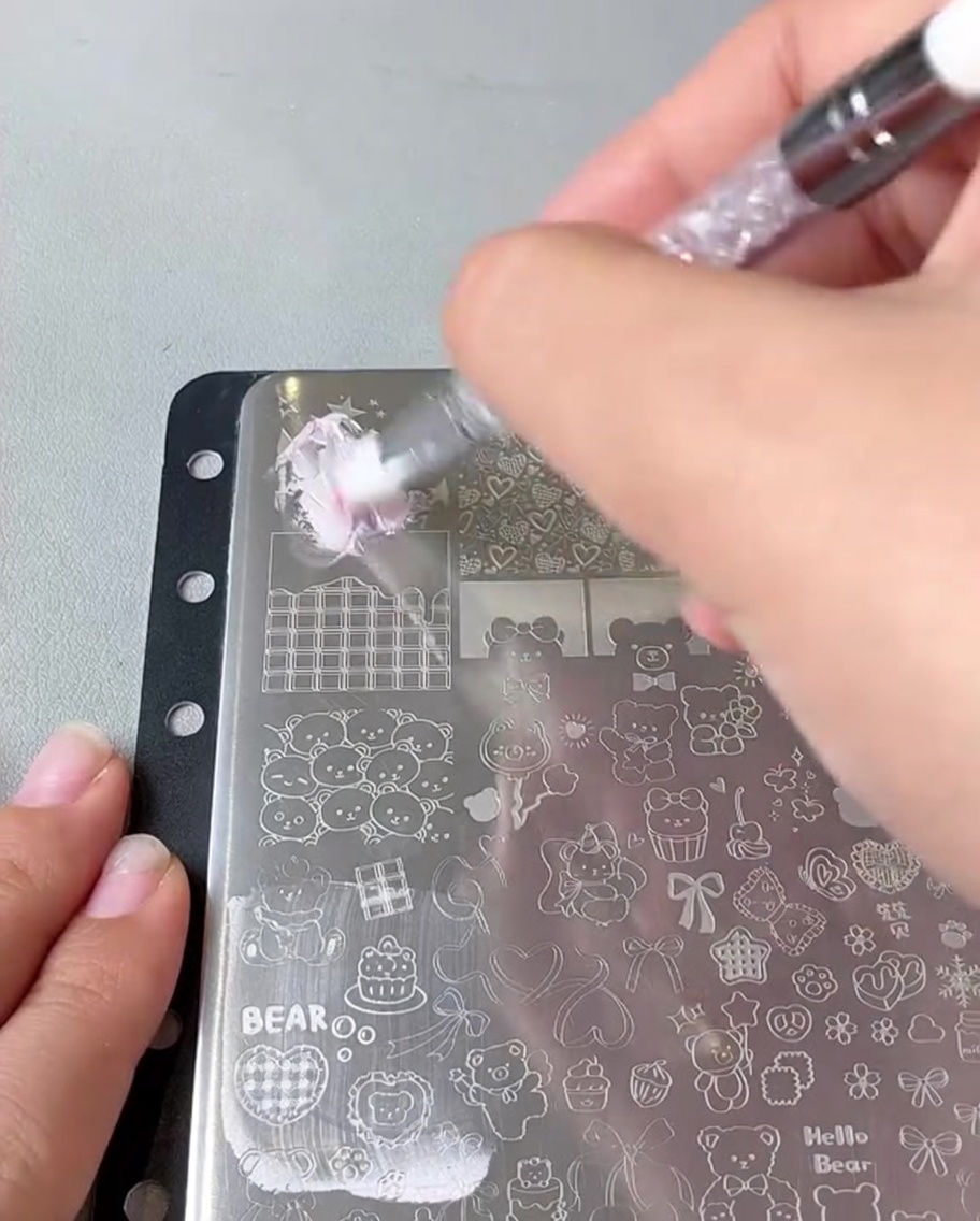 Una spatola rimuove leccesso di gel dalla piastra.