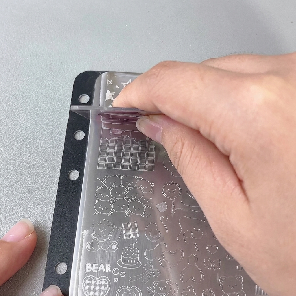 Uno stamper in gel trasparente preleva il disegno dalla piastra.