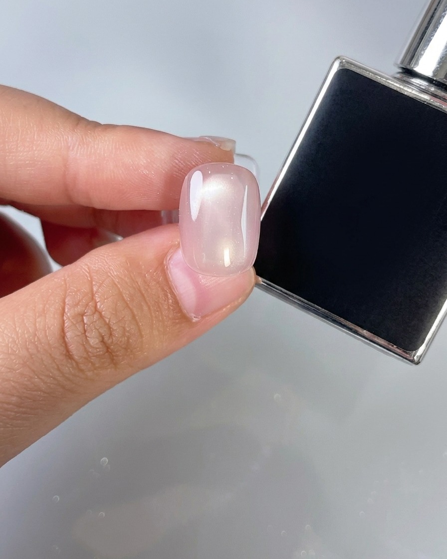Applicazione di top coat su ununghia rosa.