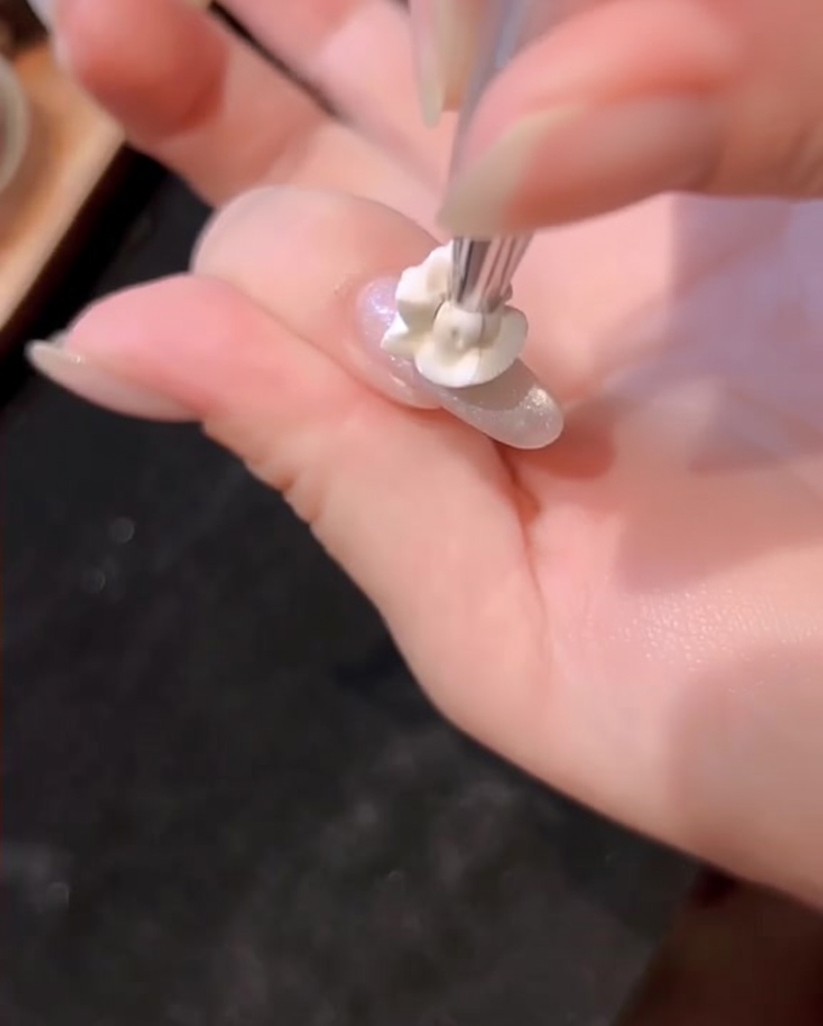 Una goccia più piccola e concentrata di gel blu applicata sopra lo strato blu esistente.
