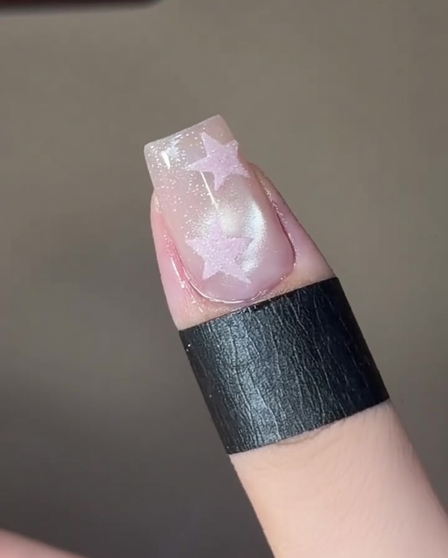 Lunghia sotto una mini lampada LED mentre viene polimerizzata dopo aver impostato leffetto cat-eye.
