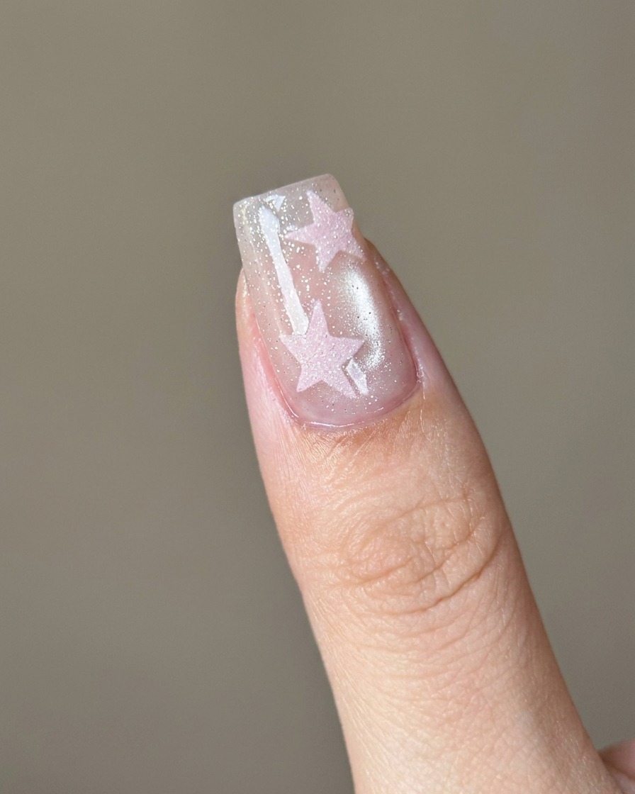 Un pennello morbido utilizzato per rimuovere la polvere di zucchero rosa in eccesso da ununghia.
