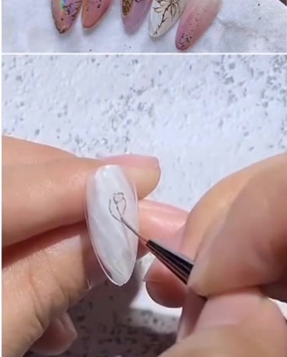 Primo piano di un pennello liner che crea piccoli petali attorno alla spirale centrale.