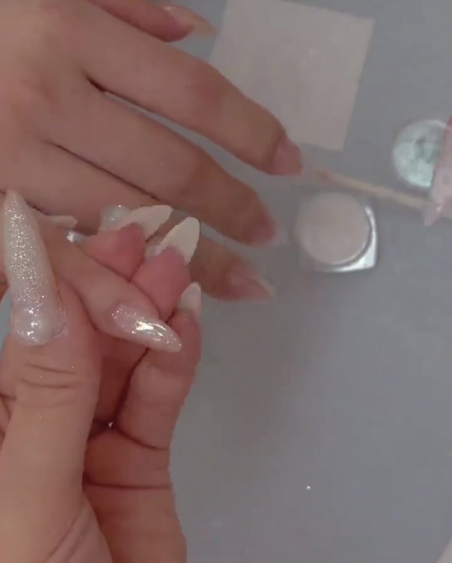 Pennello di precisione che posiziona delicatamente i glitter sulla base gel.