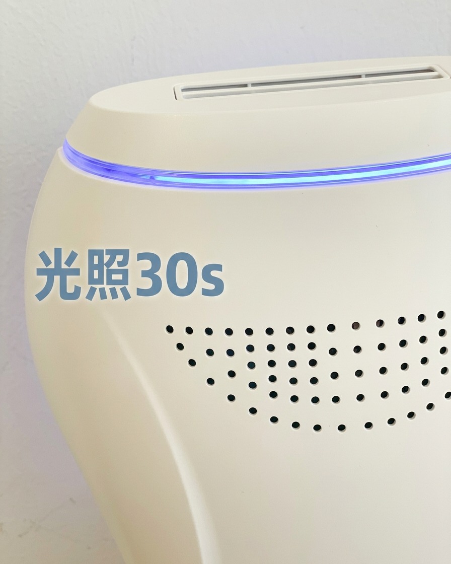 Una mano posizionata dentro una lampada LED per polimerizzare lultimo strato di top coat.