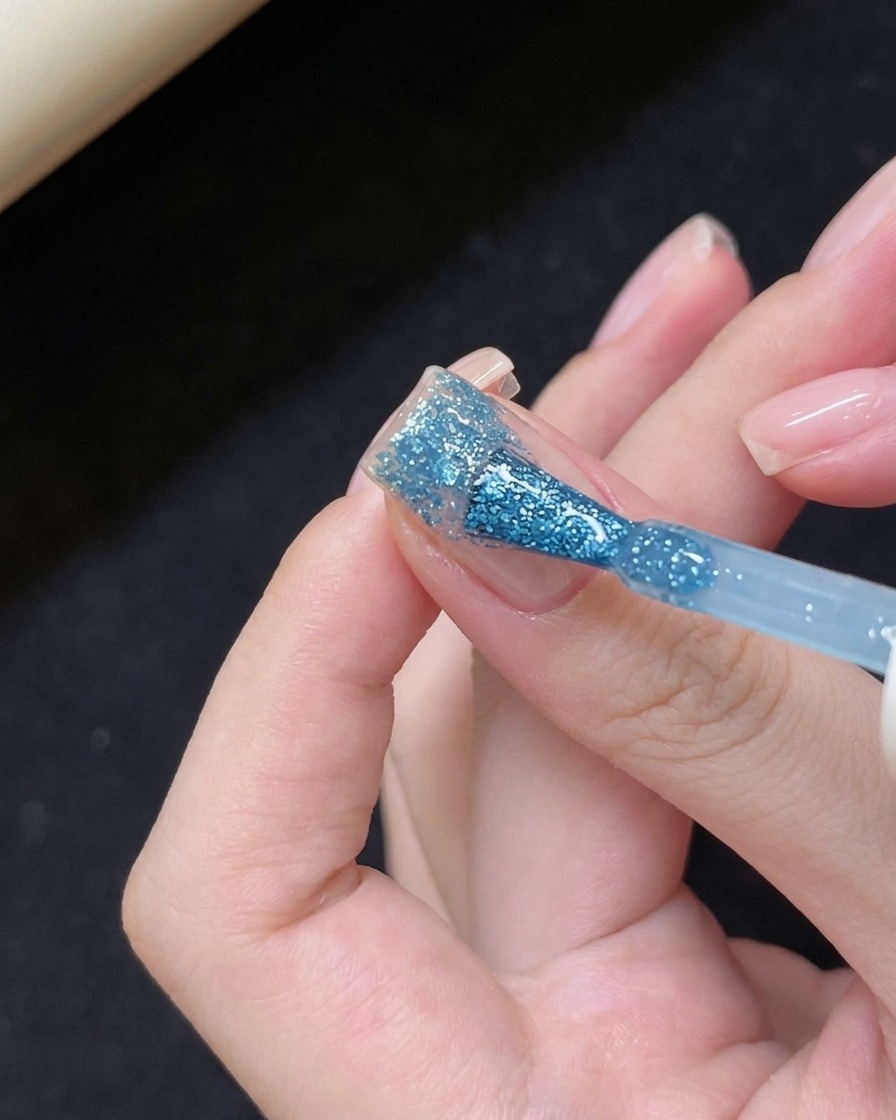 Applicazione di gel blu sulla punta dellunghia.