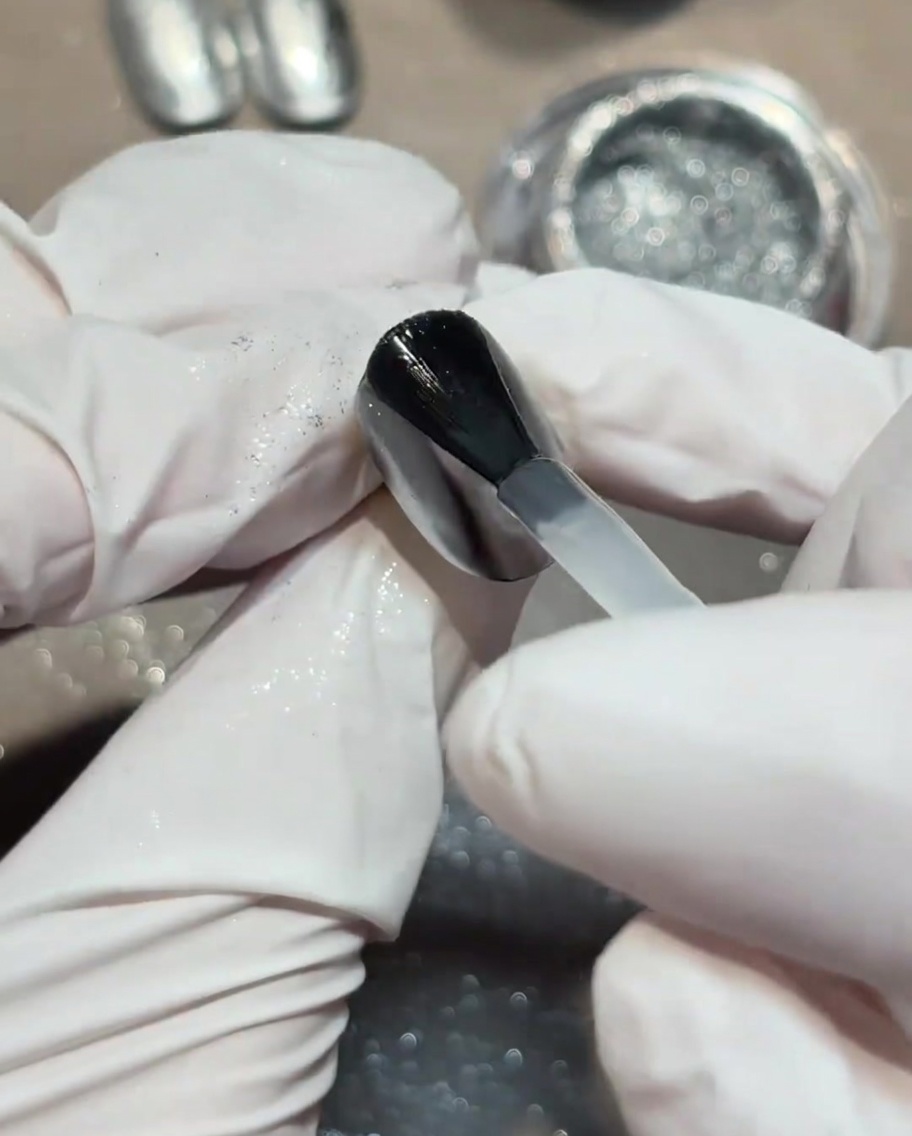 Applicazione di un top coat con finitura opaca sopra lunghia.