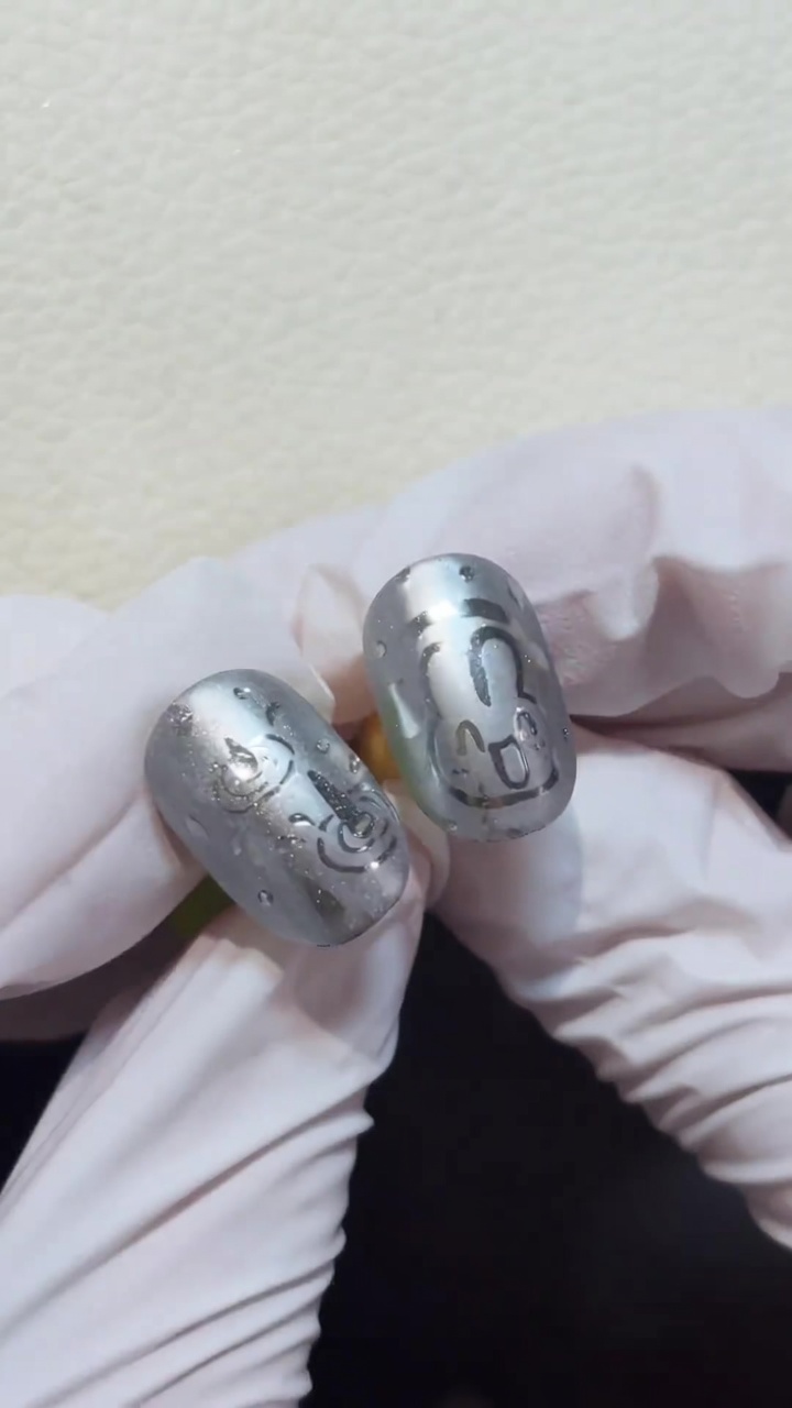 Nail Art Effetto Vetro Smerigliato — Manicure Trendy per un Giorno di Pioggia