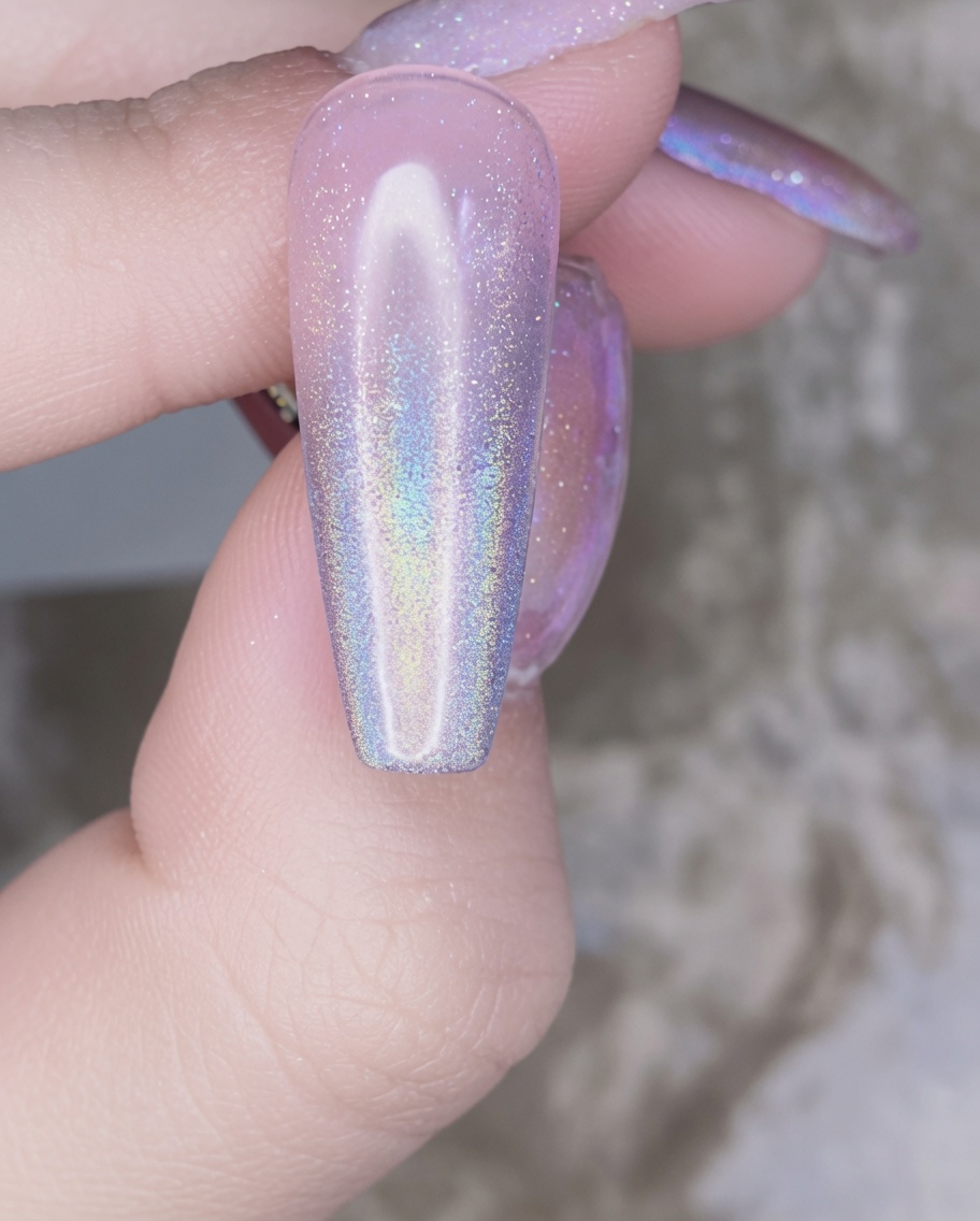 Un pennello per unghie che applica uno strato trasparente di gel rinforzante sullunghia decorata con il cromo.