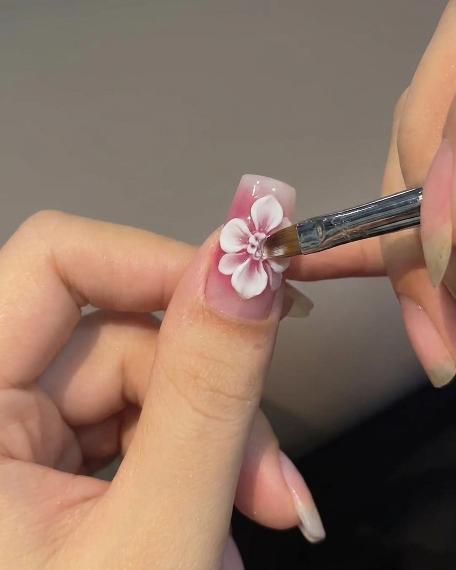Il pennello che crea petali esterni sfumati attorno alla rosa.
