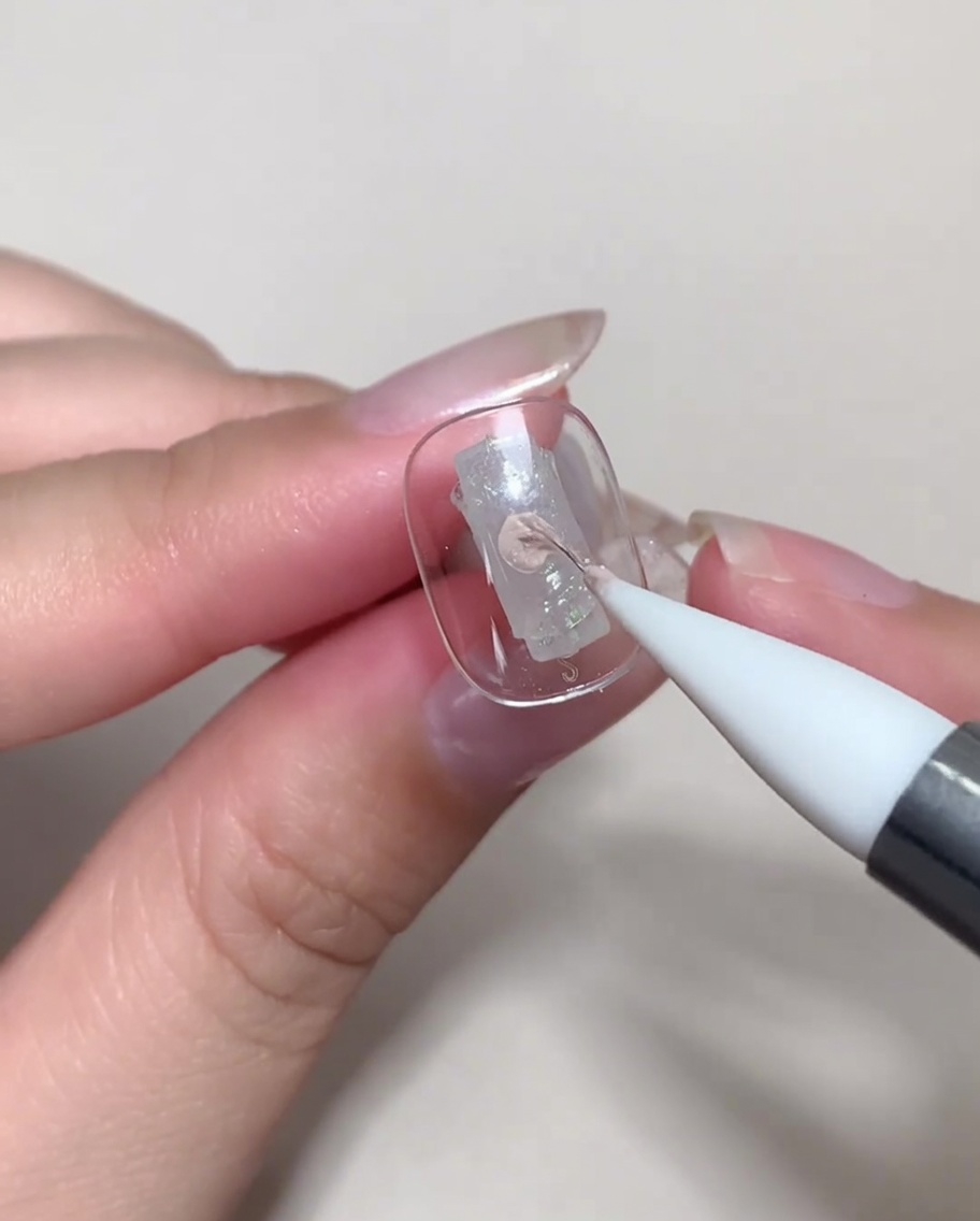 Una tip viene inserita sotto una lampada UV/LED per la catalizzazione.