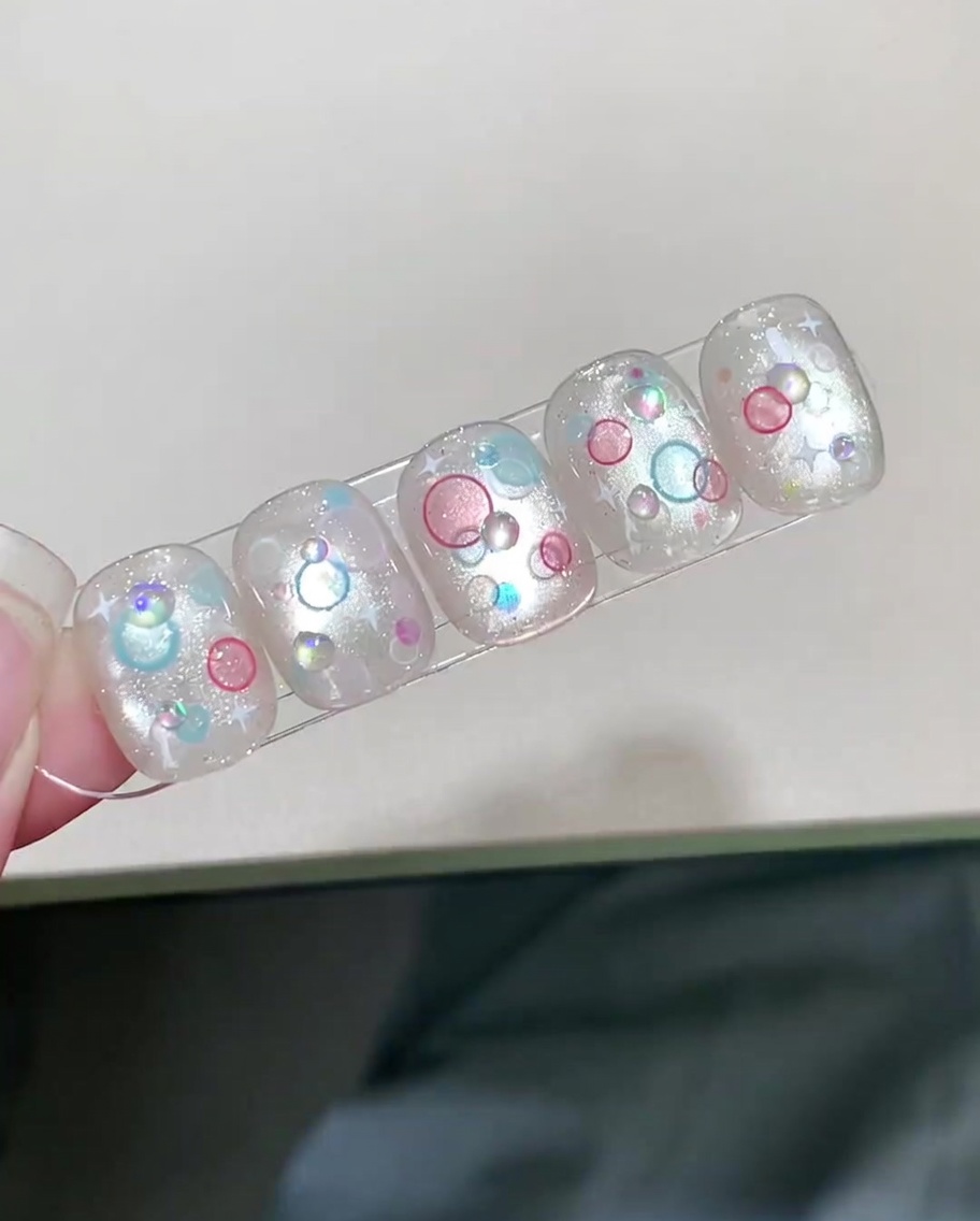 Ununghia finita con nail art a bolle 3D viene polimerizzata allinterno di una lampada UV/LED.