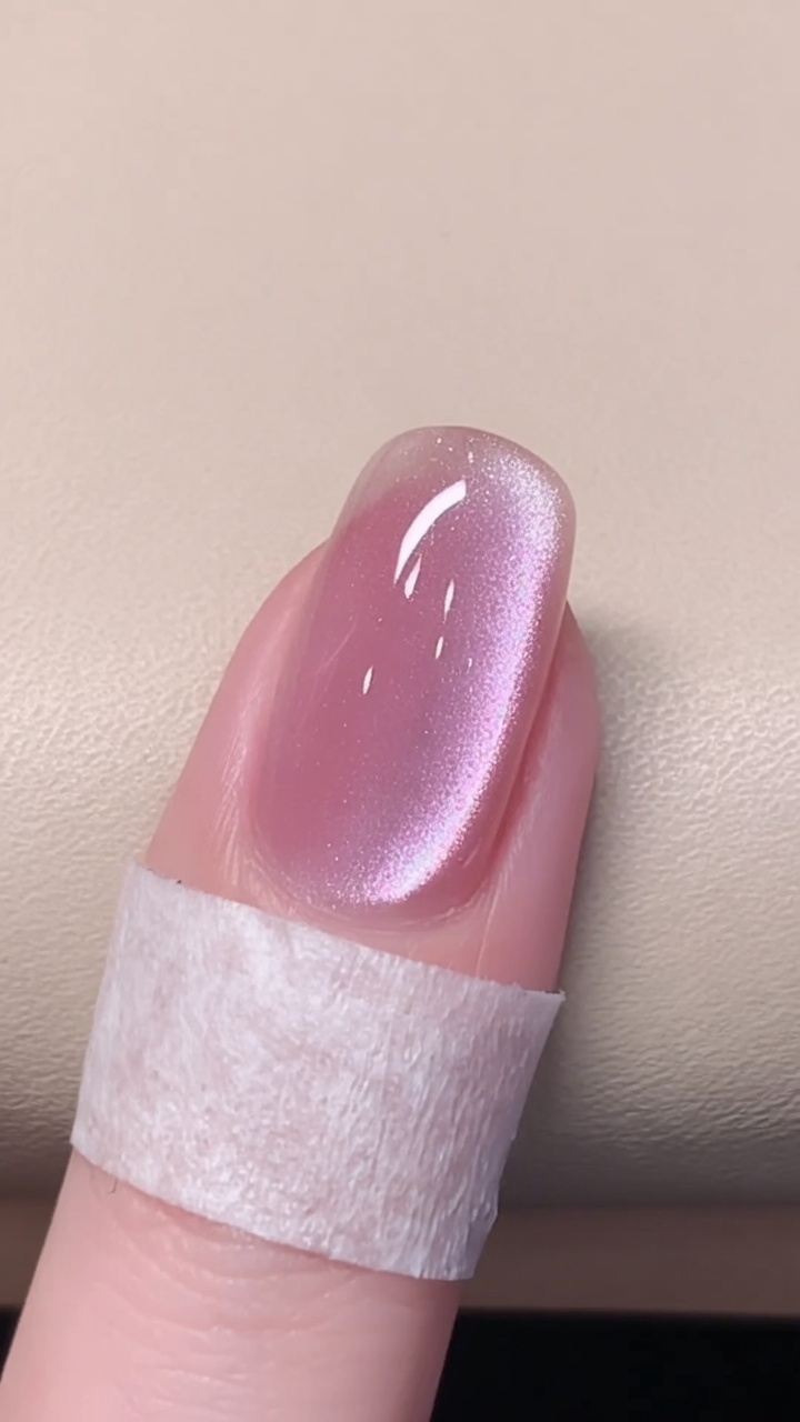 Manicure Gel Cat Eye Rosa — Tutorial per un Riflesso Etereo