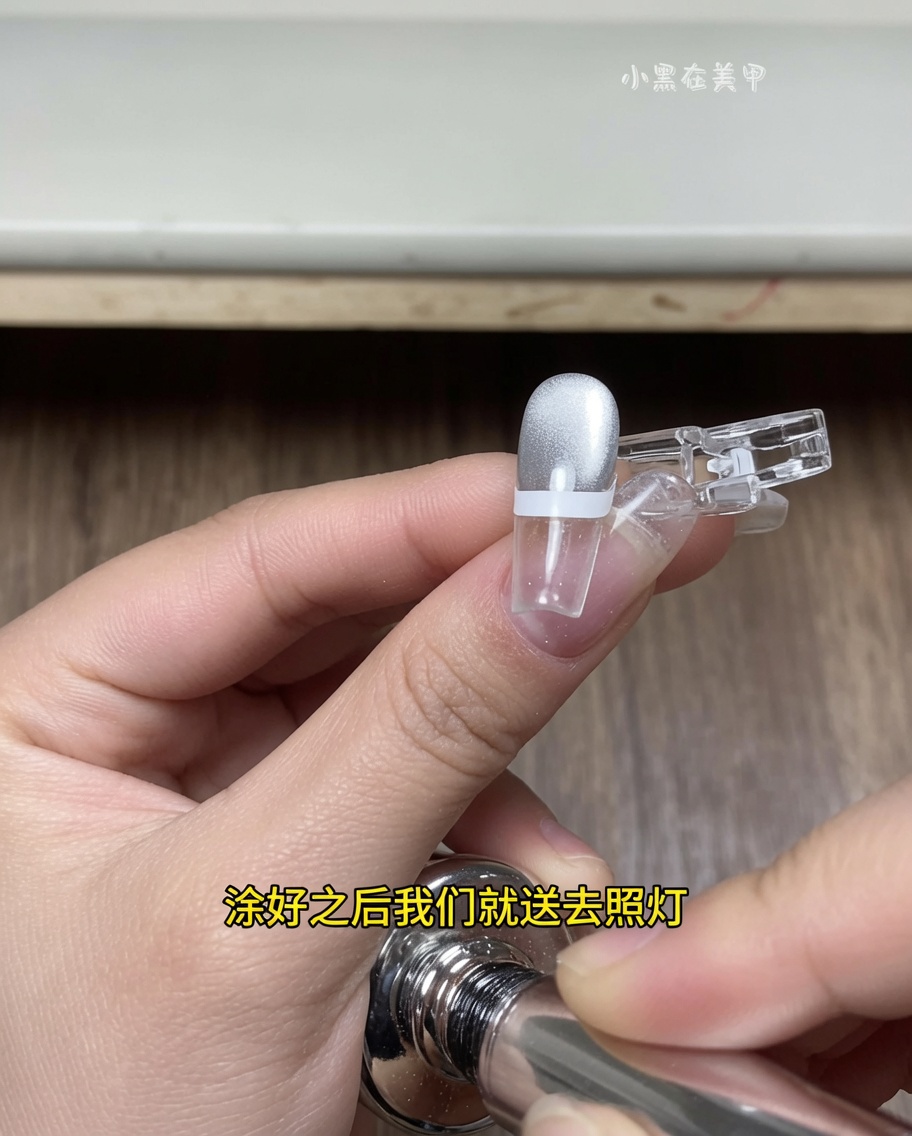 Un dito con un adesivo per french tip posizionato allinterno di una lampada per unghie UV/LED, con la punta dellunghia sotto la fonte di luce.