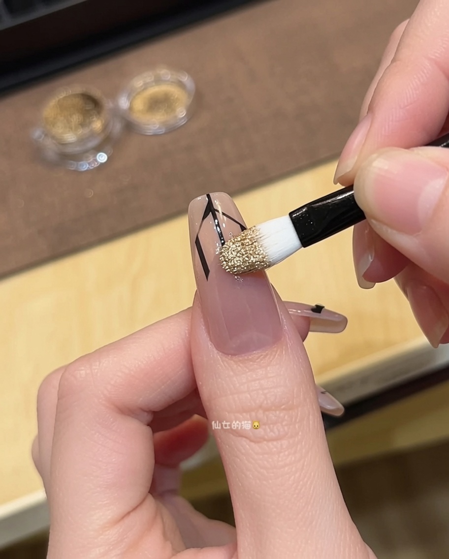 Un primo piano che mostra delle pinzette mentre puliscono con cura la polvere dorata in eccesso attorno al bordo del French.