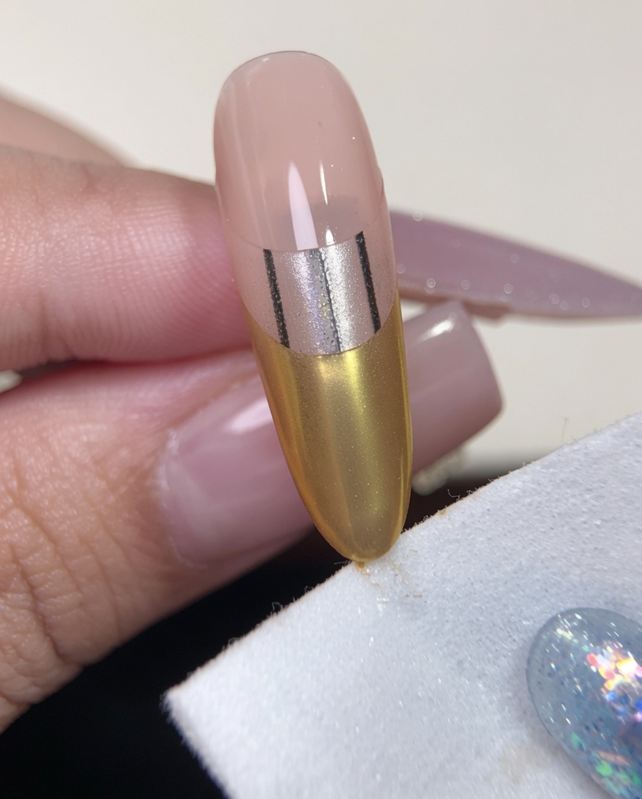 Dettaglio di una salvietta priva di lanugine che pulisce i lati dellunghia con French chrome oro.
