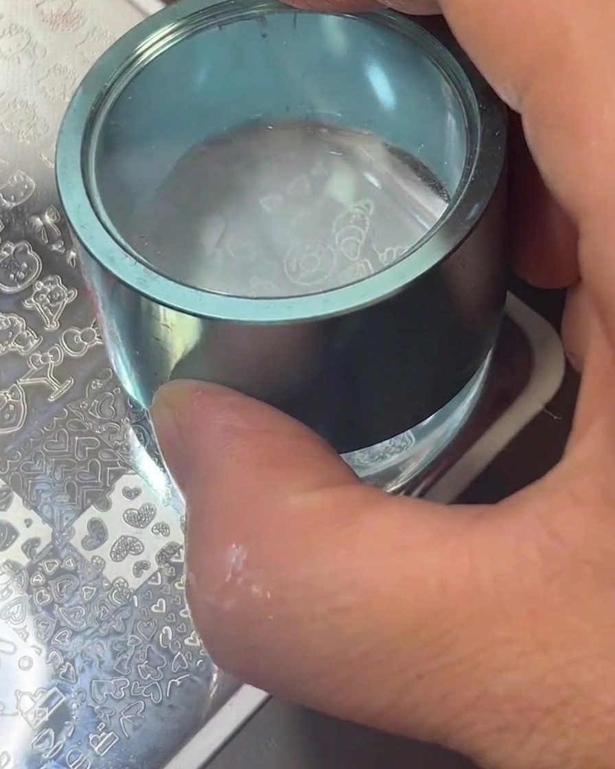 Un timbro in silicone trasparente che mostra le icone di cibo bianche trasferite con successo sulla sua superficie.