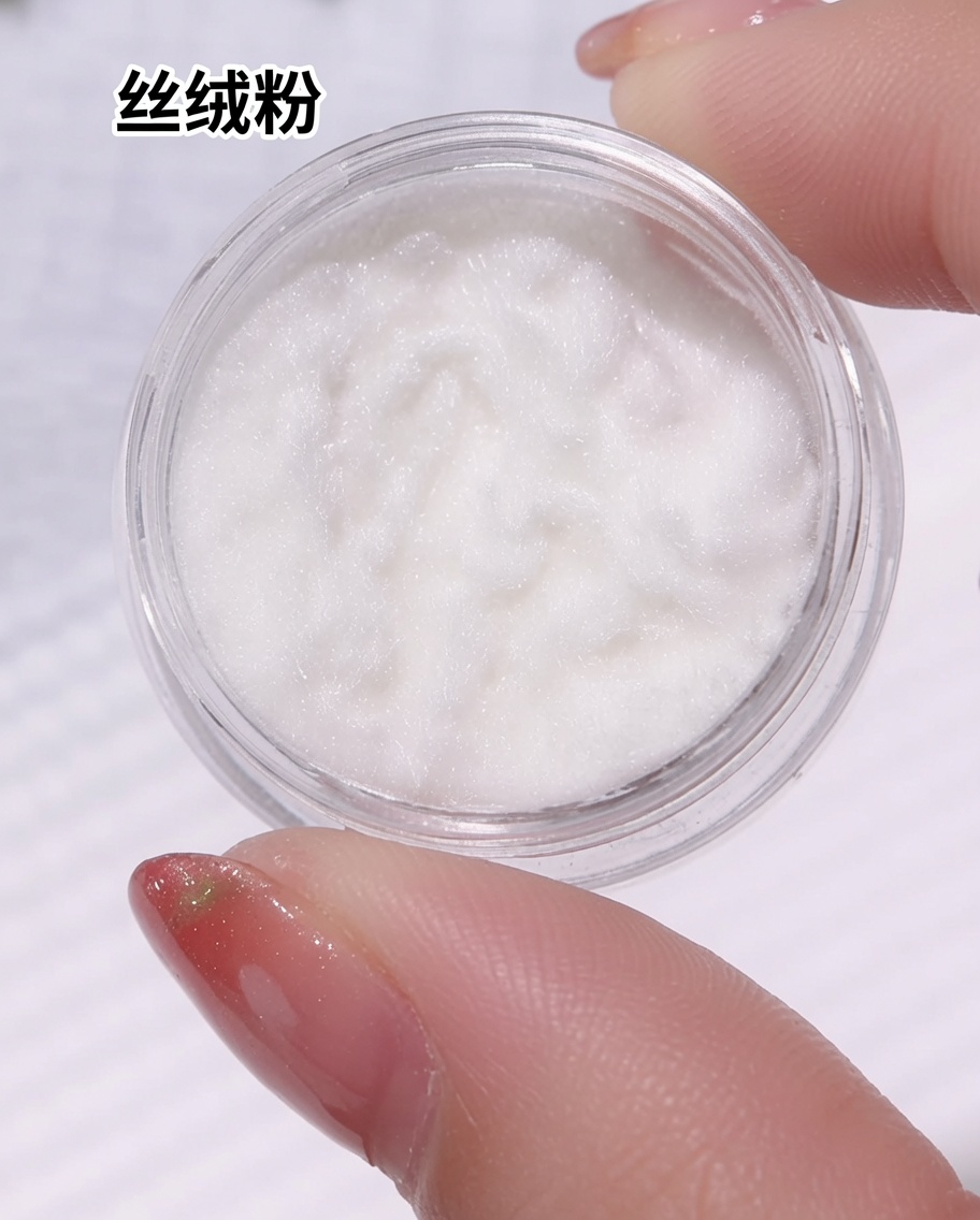 Un piccolo vasetto contenente polvere di velluto bianca, sottile e soffice, con un dettaglio ravvicinato della texture.