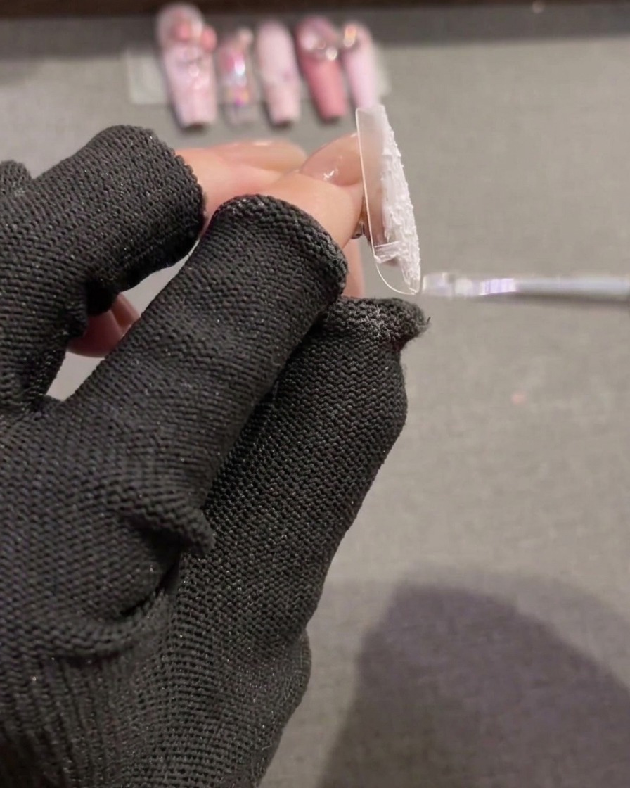 Un pennello stende gel plastilina bianco strutturato su una nuova tip.