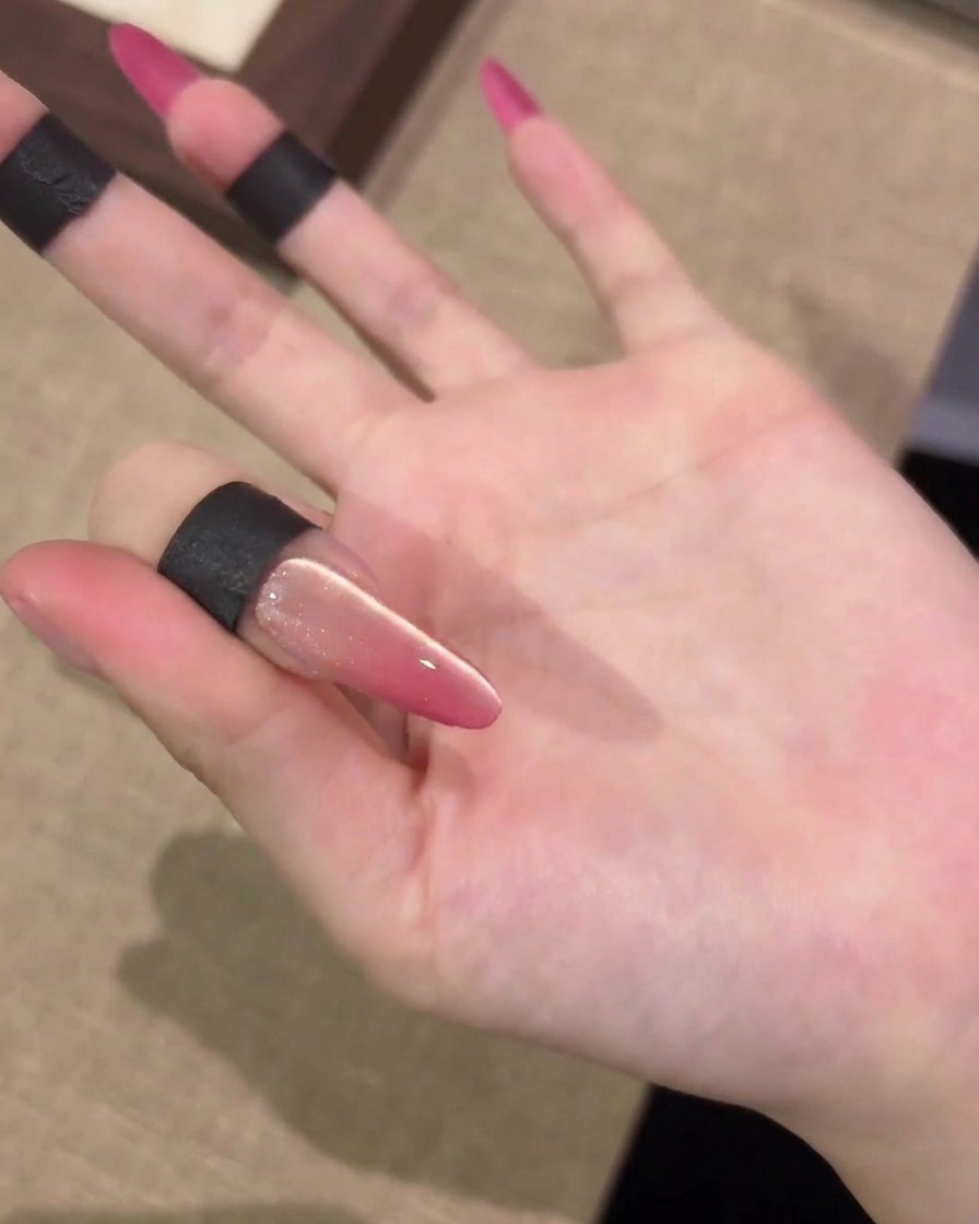 Un magnete si muove da sinistra a destra sopra ununghia per creare un riflesso di luce.