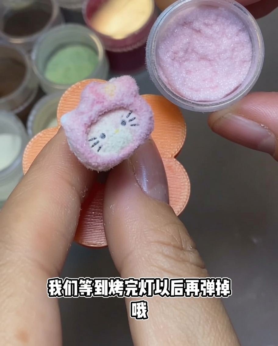 Un charm di Hello Kitty sotto una lampada UV portatile.