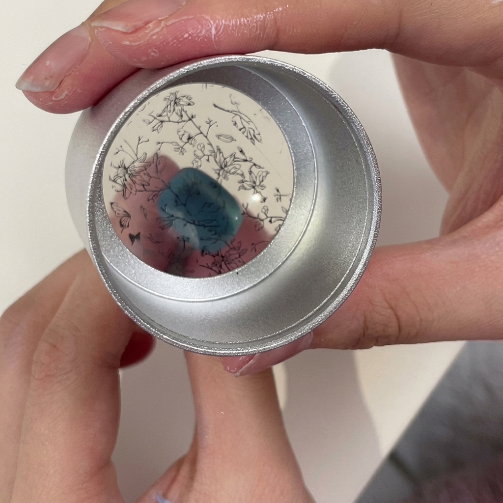 Uno stamper in gel trasparente che mostra un dettagliato motivo floreale nero prelevato da un disco per stamping.