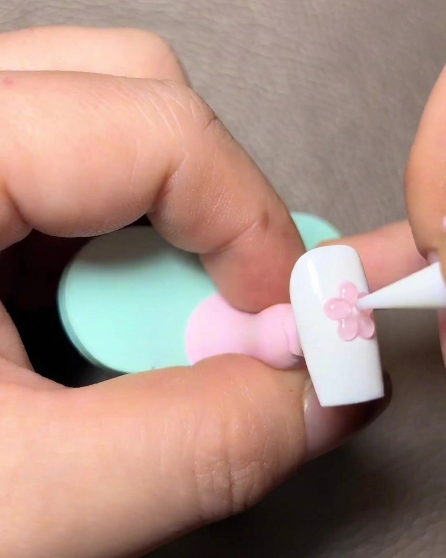 Applicazione di gel rosa semi-trasparente sui dettagli 3D.