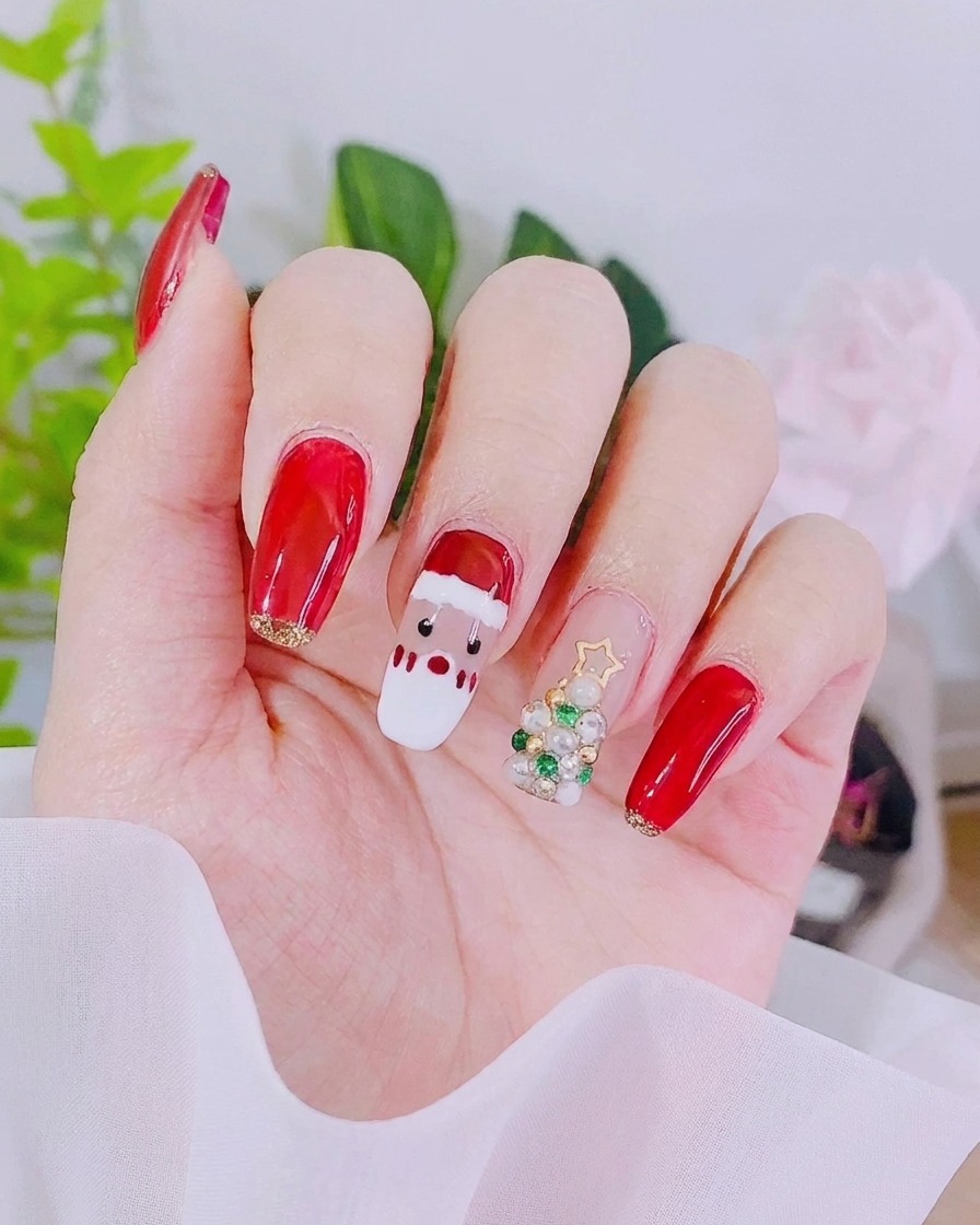 Pennello da manicure che applica uno strato uniforme di gel color rosa antico sullunghia.