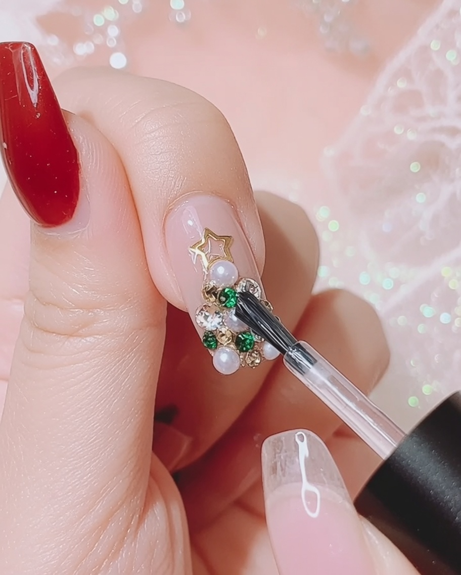 Pennello che applica colla trasparente attorno ai bordi dellalbero 3D di strass e perle.