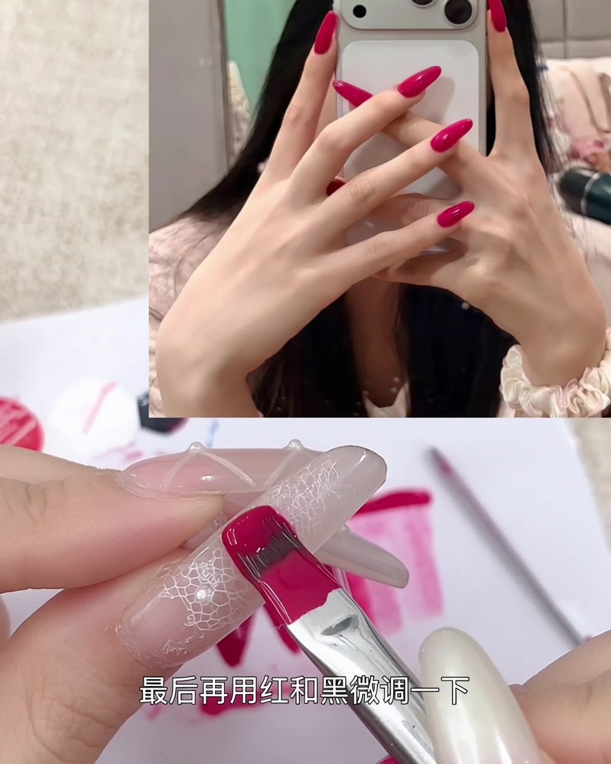 Un pennello per unghie che applica un vibrante gel rosso bacca su una tip di prova trasparente.