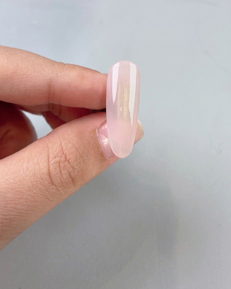 Una base gel trasparente, leggermente lattiginosa, applicata su ununghia naturale.