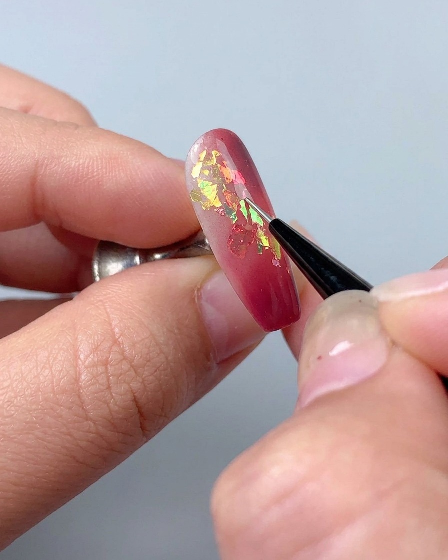 Un pennello liner utilizzato per disegnare linee decorative fini con gel da scultura su ununghia.