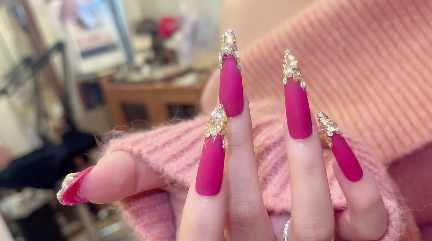 Unghie a stiletto rosa shocking con decorazioni in cristallo — Tutorial passo dopo passo