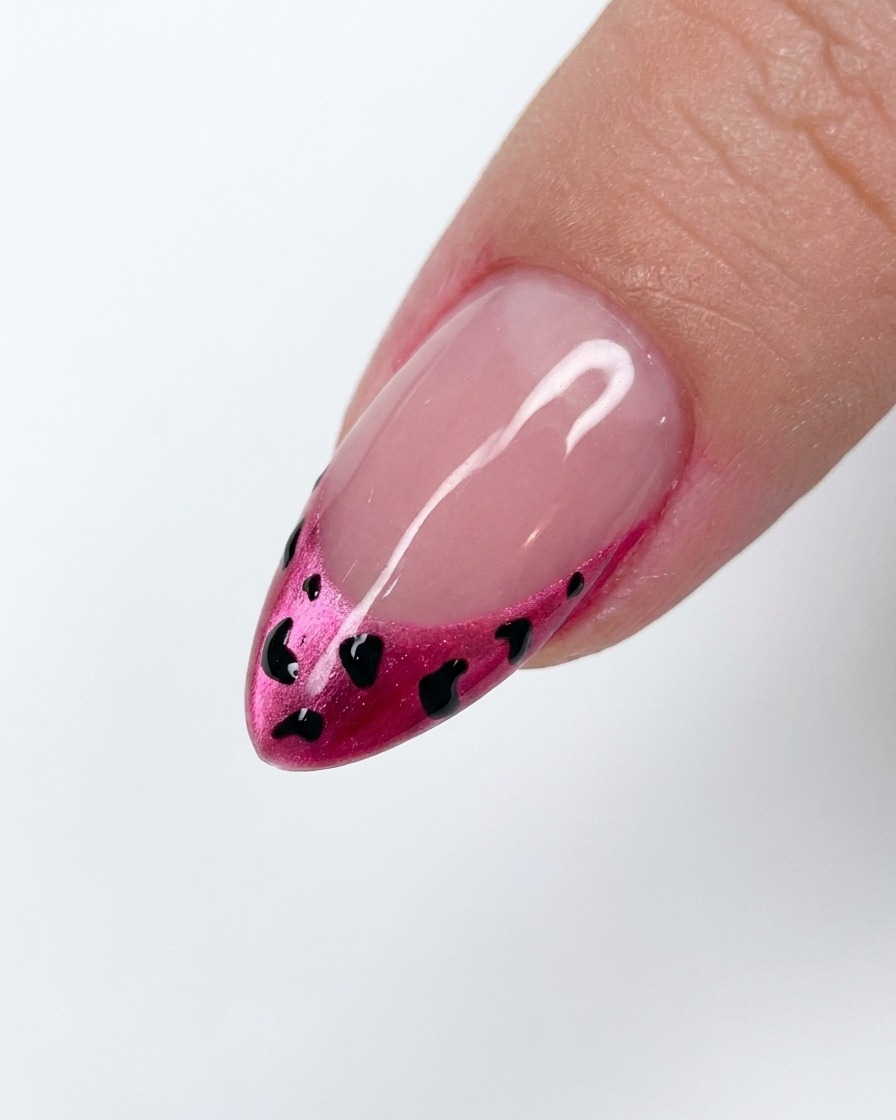 Una piccola quantità di polvere bianca che viene applicata su un design leopardato ancora bagnato.